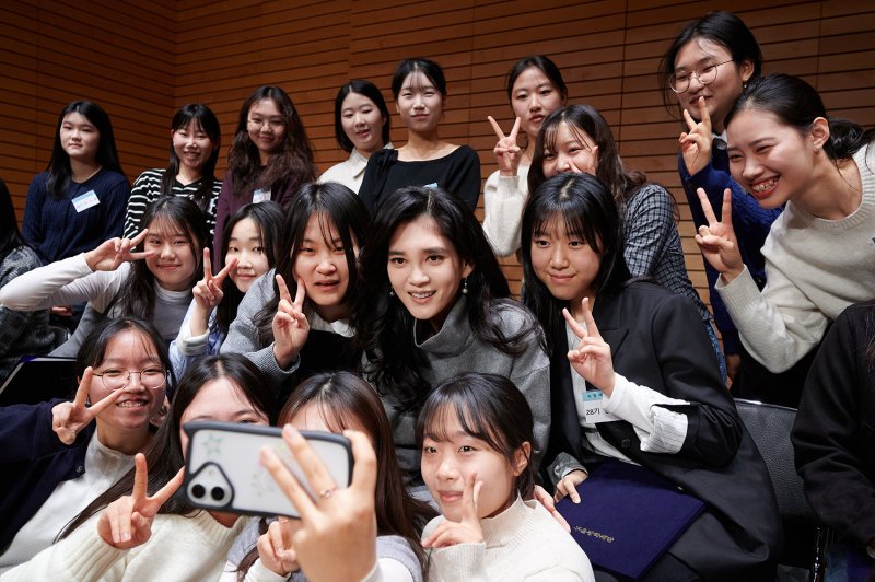 [서울=뉴시스] 9일 서울시 용산구 소재 리움미술관 대강당에서 진행된 두을장학재단 ‘2026년 장학증서 수여식’에서 이부진 이사장과 신규 장학생이 기념 촬영을 하고 있다.(사진=호텔신라 제공) *재판매 및 DB 금지