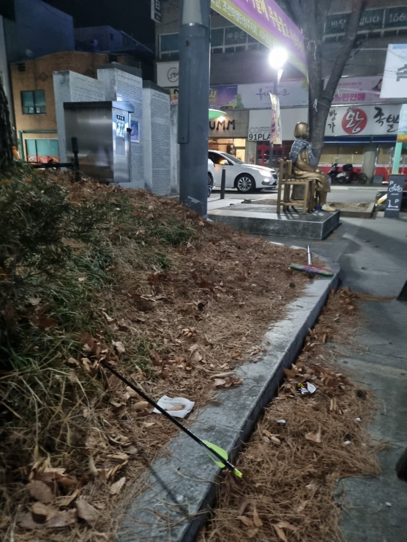 7일 오후 11시 40분쯤 청주시 상당구 청소년광장 소녀상 인근 화단에 화살이 꽂혀있다.2026.1.7.(독자제공. 재판매 및 DB금지)/뉴스1 2026.1.9/뉴스1