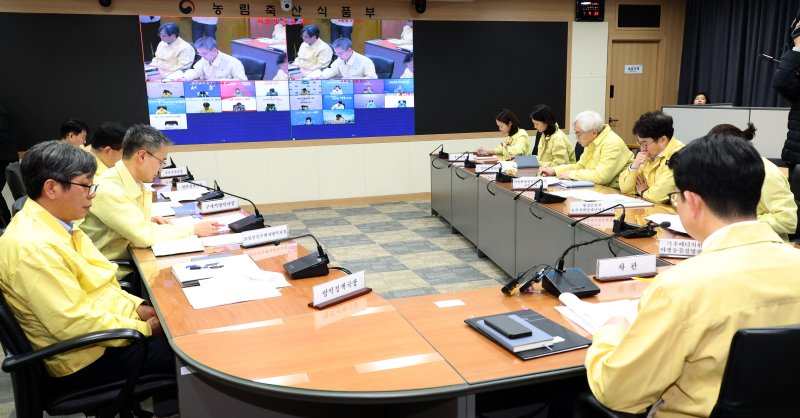 [세종=뉴시스] 강종민 기자 = 사진은 김종구 농림축산식품부 차관이 지난달 29일 세종시 정부세종청사에서 고병원성조류인플루엔자 발생 관련 중수본 회의를 주재하고 있는 모습. 2025.12.29. ppkjm@newsis.com