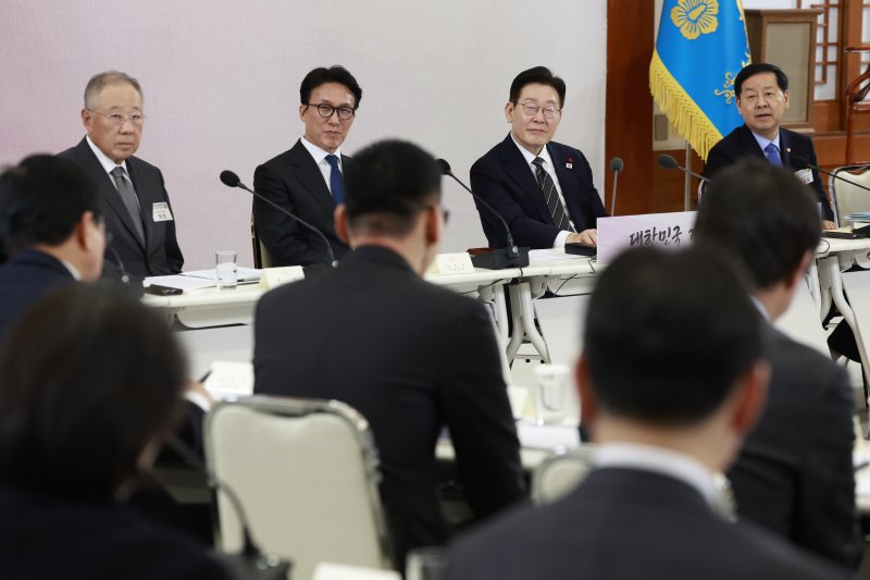 [서울=뉴시스] 최동준 기자 = 이재명 대통령이 9일 청와대에서 열린 경제성장전략 국민보고회에서 참석자 발언을 듣고 있다. 2026.01.09. photocdj@newsis.com