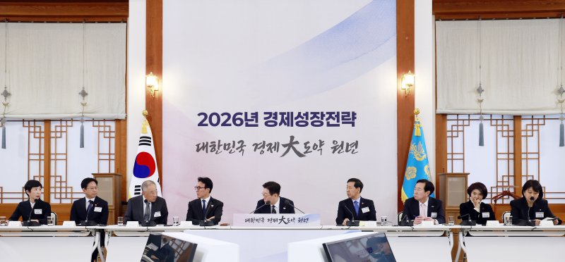 [서울=뉴시스] 최동준 기자 = 이재명 대통령이 9일 청와대에서 열린 경제성장전략 국민보고회에서 류진 한국경제인협회장과 대화하고 있다. 2026.01.09. photocdj@newsis.com