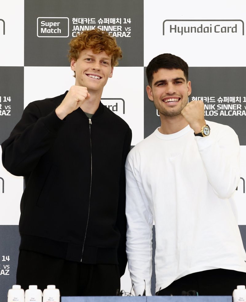 카를로스 알카라스와 얀니크 신네르가 9일 오후 서울 영등포구 현대카드 본사에서 열린 '현대카드 슈퍼매치 14' 기자회견에서 기념촬영을 하고 있다. 2026.1.9/뉴스1 ⓒ News1 김민지 기자