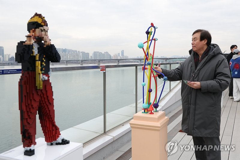 서울국제조각페스타 작품 살펴보는 도종환 조직위원장 (출처=연합뉴스)