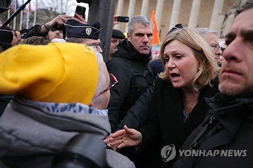 농민 시위대와 만난 프랑스 하원 의장 (출처=연합뉴스)