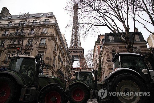 에펠탑 주변에 모여든 트랙터들 (출처=연합뉴스)