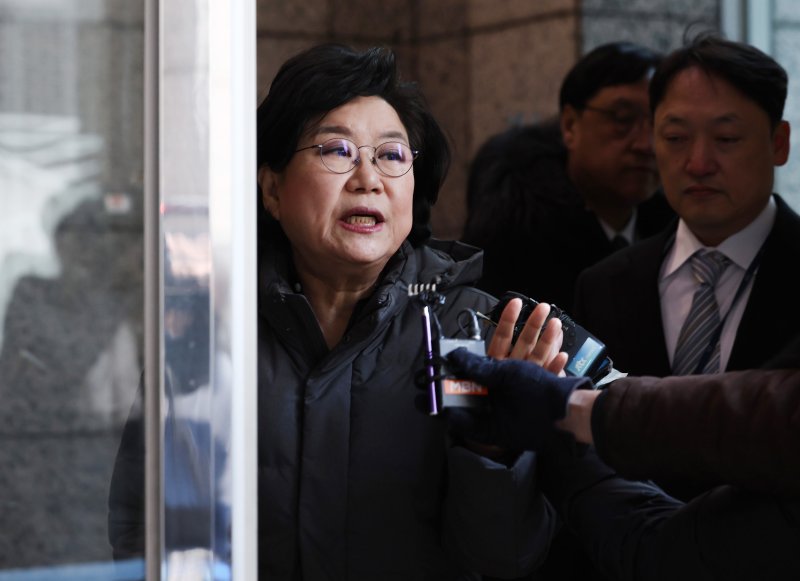 [서울=뉴시스] 김진아 기자 = 이혜훈 기획예산처 장관 후보자가 8일 서울 중구 예금보험공사에 마련된 청문회 준비 사무실로 출근하며 취재진 질문에 답하고 있다. 2025.01.08. bluesoda@newsis.com