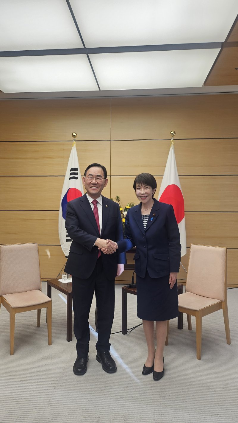 9일 사나에 다카이치 일본 총리와 주호영 국회부의장이 악수하는 모습. (주호영 의원실 제공)