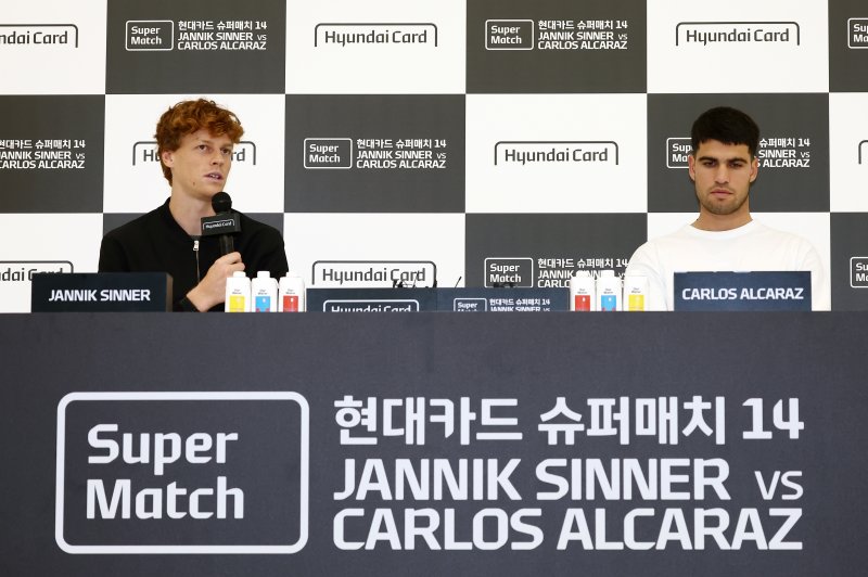 카를로스 알카라스와 얀니크 신네르가 9일 오후 서울 영등포구 현대카드 본사에서 열린 '현대카드 슈퍼매치 14' 기자회견에서 질의에 답변하고 있다. 2026.1.9/뉴스1 ⓒ News1 김민지 기자