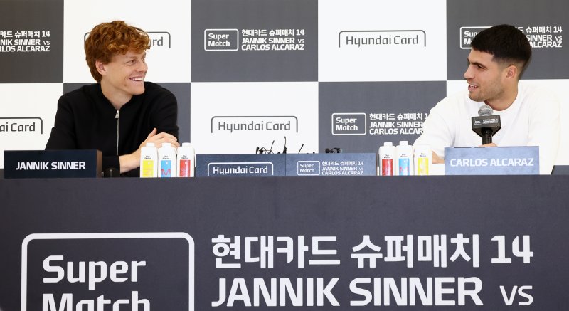 카를로스 알카라스와 얀니크 신네르가 9일 오후 서울 영등포구 현대카드 본사에서 열린 '현대카드 슈퍼매치 14' 기자회견에서 미소를 보이고 있다. 세계 남자 테니스계를 양분하고 있는 알카라스와 신네르는 오는 10일 인천 중구 인스파이어 아레나에서 열리는 '현대카드 슈퍼매치 14'에서 맞대결을 펼친다. 2026.1.9/뉴스1 ⓒ News1 김민지 기자