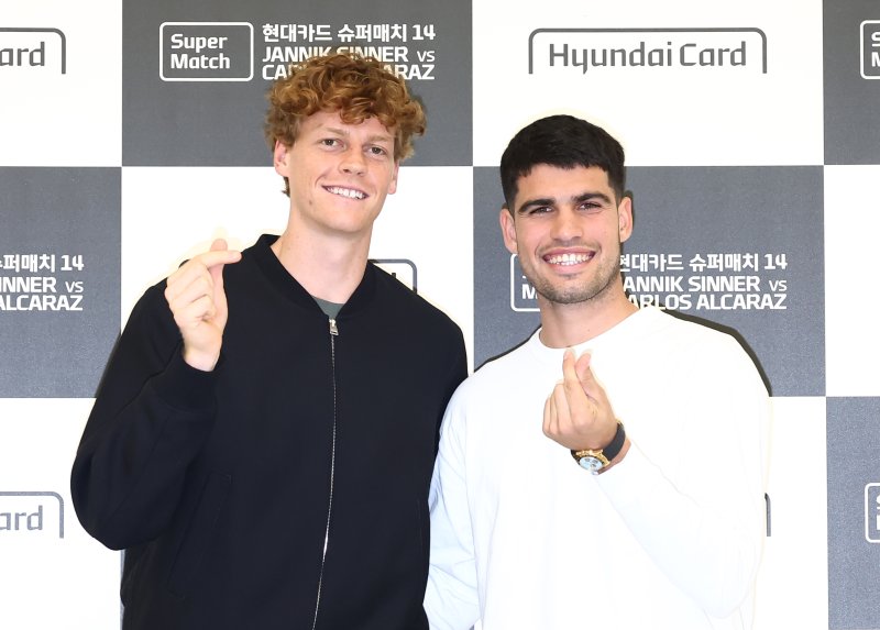 카를로스 알카라스와 얀니크 신네르가 9일 오후 서울 영등포구 현대카드 본사에서 열린 '현대카드 슈퍼매치 14' 기자회견에서 기념촬영을 하고 있다. 2026.1.9/뉴스1 ⓒ News1 김민지 기자