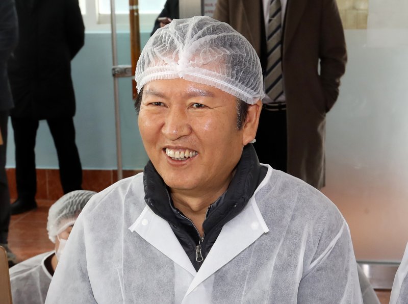 정청래 더불어민주당 대표가 9일 오후 경남 거제 하청면 굴 가공업체인 대일수산을 방문해 굴 양식업 관계자들과 간담회 도중 환하게 웃고 있다. 2026.1.9/뉴스1 ⓒ News1 윤일지 기자