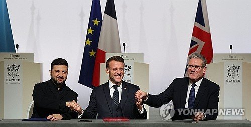 6일(현지시간) 다국적군 파병 의향서 서명한 우크라, 프랑스, 영국 정상들 (출처=연합뉴스)
