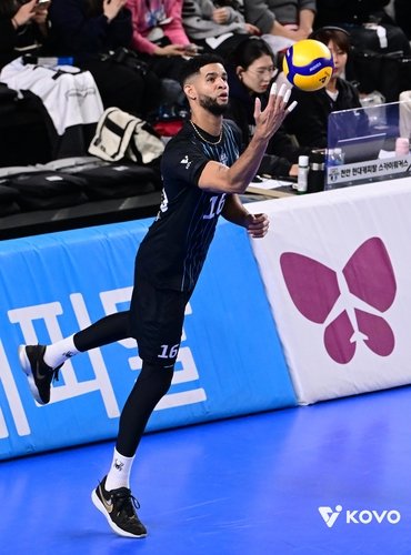 서브 준비하는 현대캐피탈의 레오 (출처=연합뉴스)