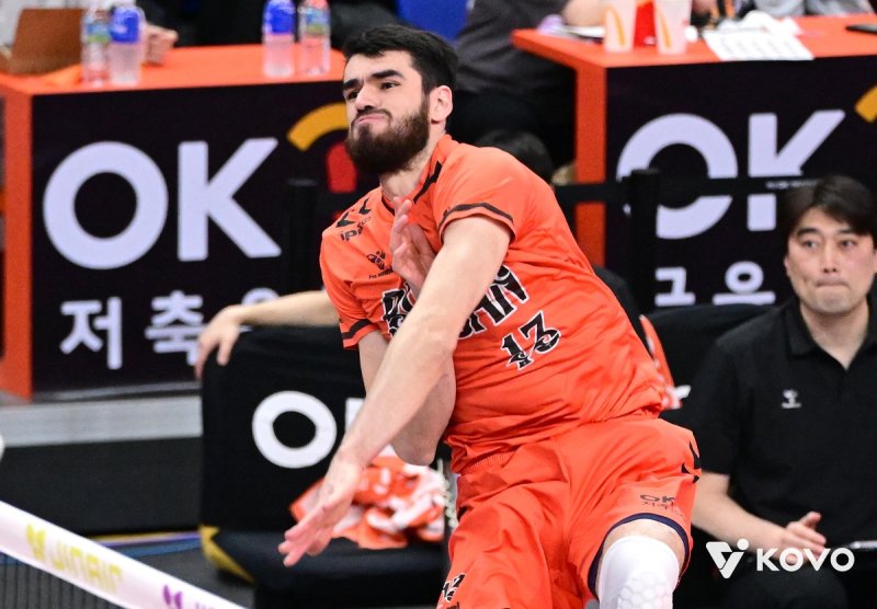 스파이크하는 OK저축은행의 디미트로프 (출처=연합뉴스)