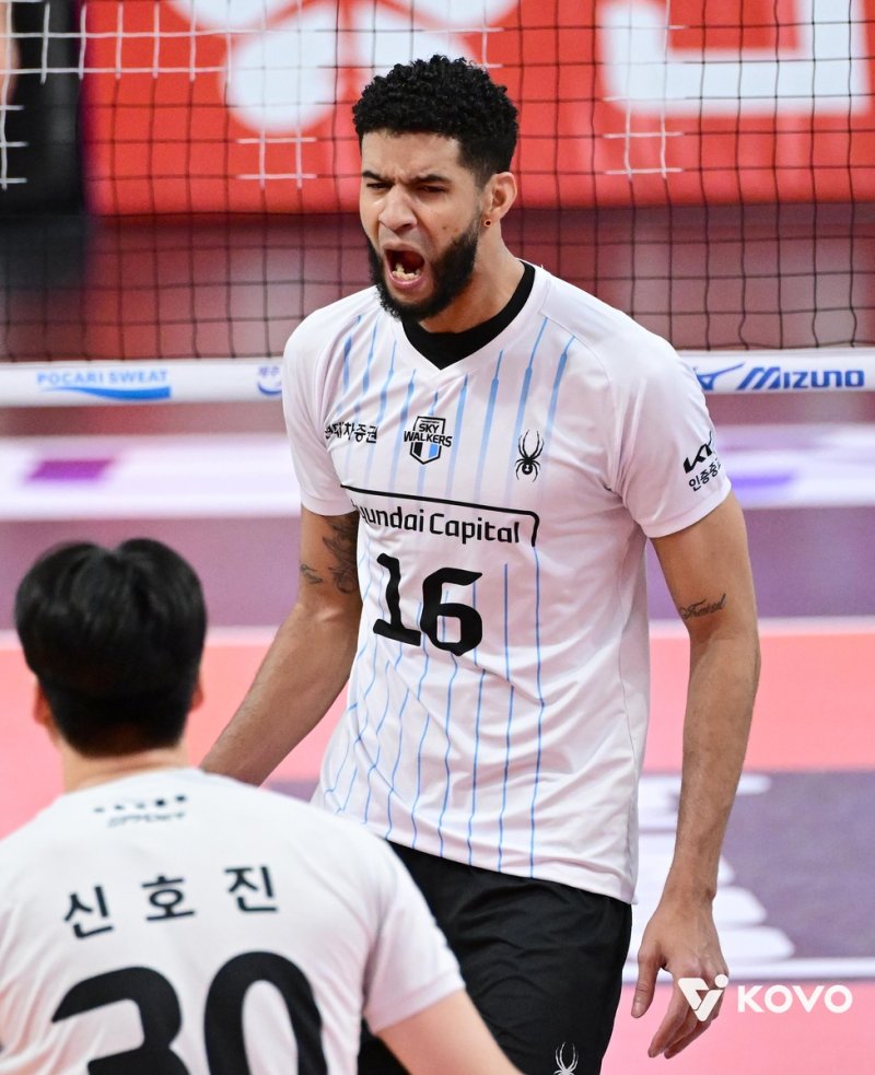 득점 후 기뻐하는 현대캐피탈의 레오(오른쪽) (출처=연합뉴스)