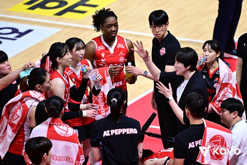 [서울=뉴시스] 여자 프로배구 페퍼저축은행 장소연 감독이 9일 광주페퍼스타디움에서 열린 진에어 2025~2026 V-리그 여자부 흥국생명과의 경기 작전타임에 선수들에게 지시를 내리고 있다. (사진=KOVO 제공) 2026.01.09.