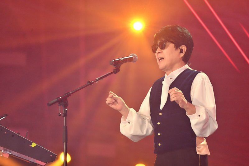 조용필, 안성기 발인날 '친구여' 부르자 객석에선 "울지마요"…애이불비(종합)