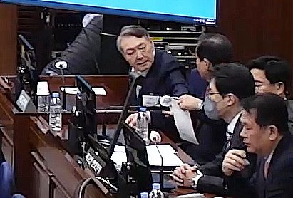 윤석열 전 대통령이 9일 서울 서초구 서울중앙지방법원에서 열린 내란 우두머리 혐의 1심 결심 공판에 출석해 자리에 앉아 있다. (서울중앙지방법원 제공 영상 캡쳐. 재판매 및 DB 금지) 2026.1.9/뉴스1