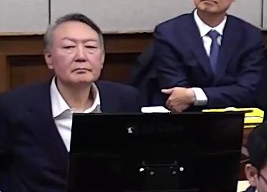 윤석열 전 대통령이 9일 서울 서초구 서울중앙지방법원에서 열린 내란 우두머리 혐의 1심 결심 공판에 출석해 자리에 앉아 있다. (서울중앙지방법원 제공 영상 캡쳐. 재판매 및 DB 금지) 2026.1.9/뉴스1 ⓒ News1 임세영 기자