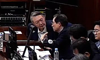 윤석열 전 대통령이 9일 오후 서울 서초구 서울중앙지방법원에서 열린 내란 우두머리 혐의 1심 결심 공판에 출석해 변호인과 대화를 나누고 있다. (서울중앙지방법원 제공 영상 캡쳐. 재판매 및 DB 금지) 2026.1.9/뉴스1