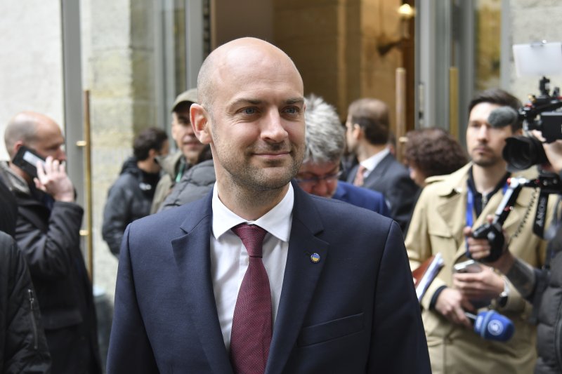 [리비우(우크라이나)=AP/뉴시스]도널드 트럼프 미국 행정부가 덴마크령인 그린란드 편입에 대한 야욕을 거듭 드러내자 프랑스는 비판의 수위를 높였다. 사진은 장-노엘 바로 프랑스 외무장관이 지난해 5월 9일 우크라이나 리비우에서 기자들과 만나고 있는 모습. 2026.01.10.