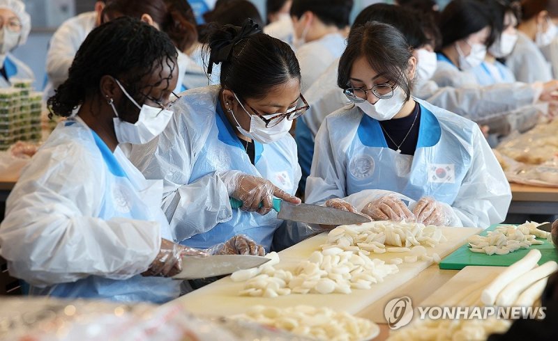 영남대 '사랑의 떡국 나눔' (출처=연합뉴스)