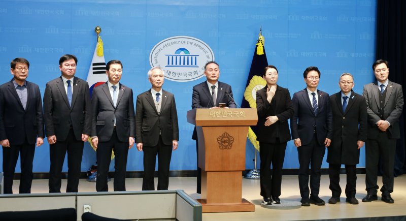 [서울=뉴시스] 고승민 기자 = 더불어민주당 김원이 전남도당위원장과 양부남 광주시당위원장 등 의원들이 9일 서울 여의도 국회 소통관에서 광주전남 통합 관련 청와대 오찬간담회에 대한 브리핑을 하고 있다. (사진=김원이 의원실 제공) 2026.01.09. photo@newsis.com *재판매 및 DB 금지