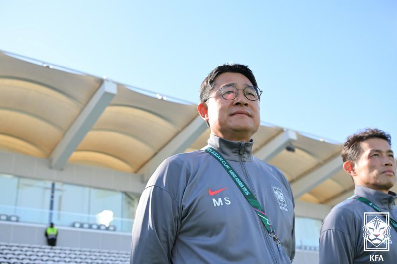 7일 사우디아라비아 리야드 알샤바브 클럽 스타디움에서 열린 아시아축구연맹(AFC) 23세 이하(U-23) 아시안컵 대한민국과 이란의 경기, 대한민국 이민성 감독이 그라운드를 응시하고 있다. (대한축구협회 제공, 재판매 및 DB 금지) 2026.1.7/뉴스1 ⓒ News1 김진환 기자