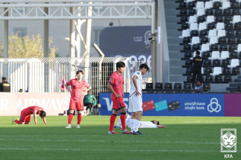 7일 사우디아라비아 리야드 알샤바브 클럽 스타디움에서 열린 아시아축구연맹(AFC) 23세 이하(U-23) 아시안컵 대한민국과 이란의 경기, 0대0 무승부를 기록한 양 팀 선수들이 아쉬워하고 있다. (대한축구협회 제공, 재판매 및 DB 금지) 2026.1.7/뉴스1 ⓒ News1 김진환 기자