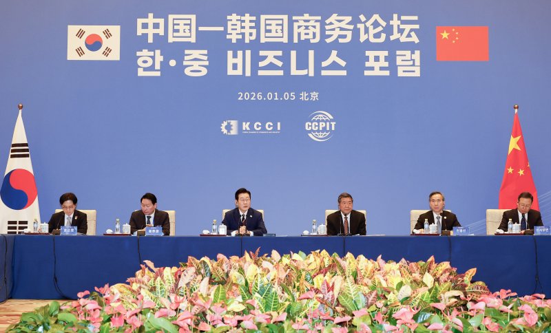 [베이징=뉴시스] 최동준 기자 = 중국을 국빈 방문 중인 이재명 대통령이 5일(현지 시간) 베이징 조어대에서 열린 한중 비즈니스 포럼 사전 간담회에서 발언하고 있다. 2026.01.05. photocdj@newsis.com