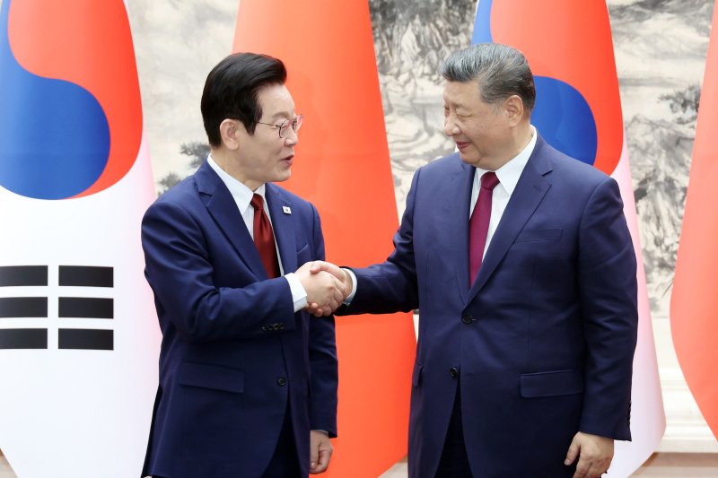 [베이징=뉴시스] 최동준 기자 = 이재명 대통령과 시진핑 중국 국가주석이 5일(현지 시간) 중국 베이징 인민대회당에서 열린 한중 MOU 체결식에서 악수하고 있다. 2026.01.05. photocdj@newsis.com