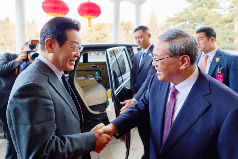 [베이징=뉴시스] 최동준 기자 = 중국을 국빈 방문 중인 이재명 대통령이 6일(현지 시간) 베이징 조어대에서 리창 국무원 총리와 악수하고 있다. (공동취재) 2026.01.06. photocdj@newsis.com