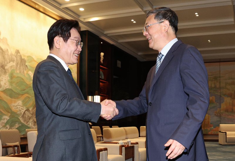 [상하이=뉴시스] 최동준 기자 = 중국을 국빈 방문 중인 이재명 대통령이 6일(현지 시간) 상하이 세계회객청에서 천지닝 상하이시 당 서기와 인사하고 있다. 2026.01.06. photocdj@newsis.com