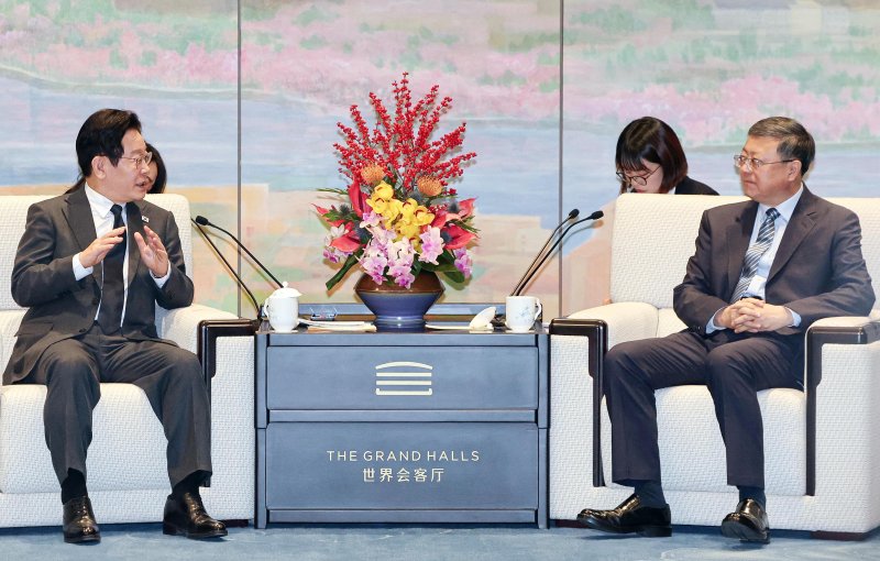 [상하이=뉴시스] 최동준 기자 = 중국을 국빈 방문 중인 이재명 대통령이 6일(현지 시간) 상하이 세계회객청에서 천지닝 상하이시 당 서기와 만찬에 앞서 사전환담을 하고 있다. 2026.01.06. photocdj@newsis.com