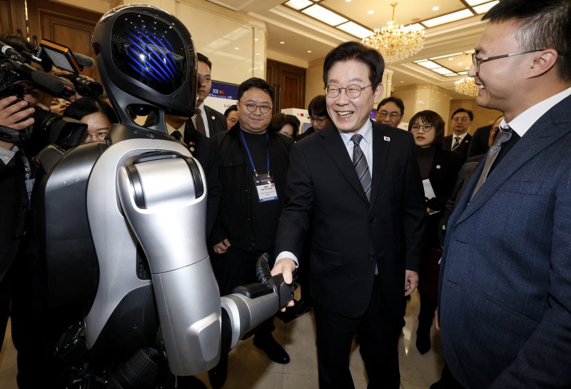 [상하이=뉴시스] 최동준 기자 = 중국을 국빈 방문 중인 이재명 대통령이 7일(현지 시간) 상하이 상해국제회의중심에서 열린 한-중 벤처스타트업 서밋을 방문해 중국 기업 엣지봇의 휴머노이드 로봇과 악수를 하고 있다. 2026.01.07. photocdj@newsis.com