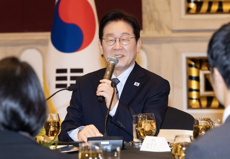 [상하이=뉴시스] 최동준 기자 = 중국을 국빈 방문 중인 이재명 대통령이 7일(현지 시간) 상하이 한 호텔에서 열린 순방 기자단 오찬 간담회에서 발언하고 있다. 2026.01.07. photocdj@newsis.com