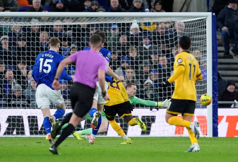 [리버풀=AP/뉴시스] 울버햄프턴 원더러스의 마테우스 마네(가운데)가 7일(현지 시간) 영국 리버풀의 힐 디킨슨 스타디움에서 열린 2025-26 프리미어리그 21라운드 에버턴과 경기 후반 24분 황희찬이 지켜보는 가운데 동점 골을 넣고 있다. 황희찬은 89분을 뛰었고, 울버햄프턴은 2명이 퇴장당한 에버턴과 1-1 무승부를 기록했다. 2026.01.08.