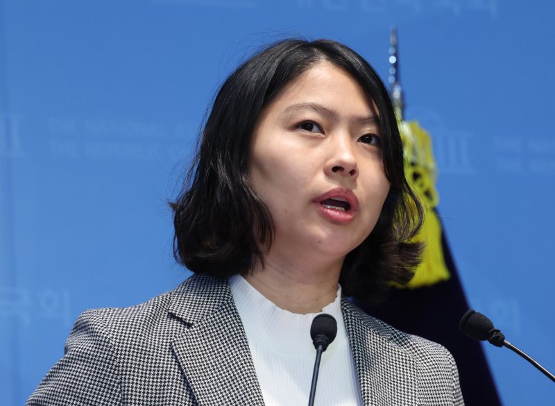 [서울=뉴시스] 김금보 기자 = 손주하 국민의힘 서울 중구 구의원이 5일 오전 서울 여의도 국회 소통관에서 '이혜훈 기획예산처 장관 후보자 갑질 폭로 기자회견'을 열고 피해를 주장하고 있다. 2026.01.05. kgb@newsis.com