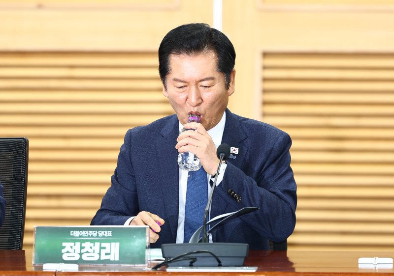 [서울=뉴시스] 김명년 기자 = 정청래 더불어민주당 대표가 5일 오후 서울 여의도 국회 의원회관에서 열린 'AI 산업 경쟁력 강화 전략 국회토론회'에서 물을 마시고 있다. 2026.01.05. kmn@newsis.com