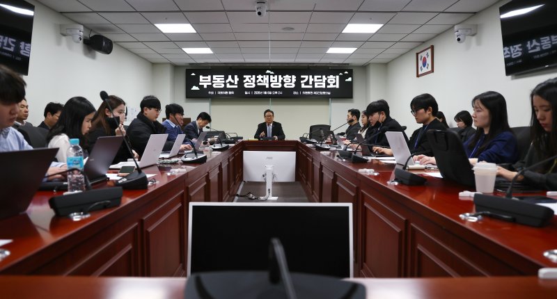 [서울=뉴시스] 김명년 기자 = 황희 더불어민주당 서울시당 지선기획단장이 6일 오후 서울 여의도 국회 의원회관에서 부동산 정책방향 간담회를 하고 있다. 2026.01.06. kmn@newsis.com