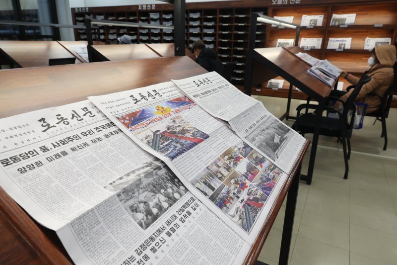 [서울=뉴시스] 조성봉 기자 = 7일 오후 서울 여의도 국회 도서관에 노동신문이 비치되어 있다. 노동신문은 '일반자료'로 전환돼 통일부 북한자료센터 등 전국 도서관에서 별도의 절차없이 볼수 있다. 2026.01.07. suncho21@newsis.com