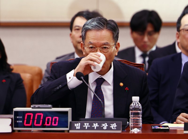 [서울=뉴시스] 김명년 기자 = 정성호 법무부 장관이 7일 오후 서울 여의도 국회 법제사법위원회 전체회의에서 물 마시고 있다. 2026.01.07. kmn@newsis.com