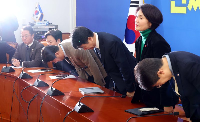 [서울=뉴시스] 조성봉 기자 = 문진석 더불어민주당 원내대표 직무대행과 원내지도부가 8일 오전 서울 여의도 국회에서 열린 정책조정회의에서 고개숙여 인사하고 있다. 2026.01.08. suncho21@newsis.com