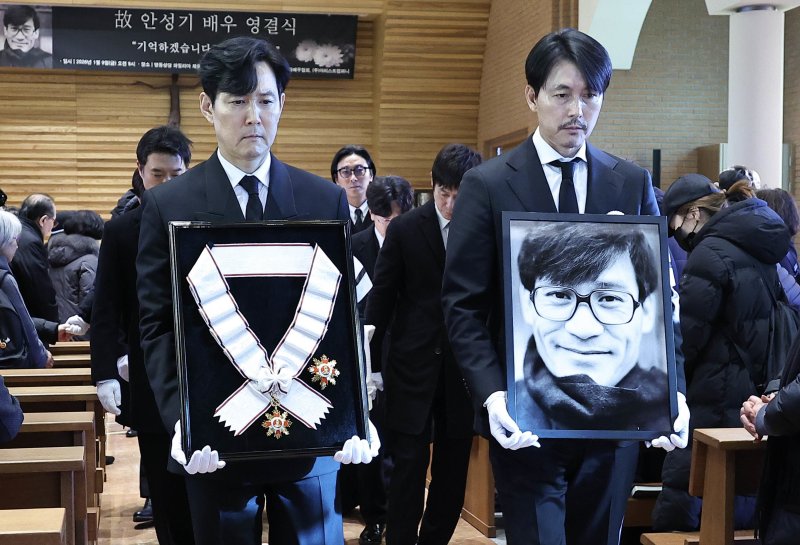 배우 이정재와 정우성 등 동료 배우들이 9일 오전 서울 중구 명동성당에서 열린 고 안성기의 영결식장을 나서고 있다. (공동취재) 2026.1.9/뉴스1 ⓒ News1 권현진 기자