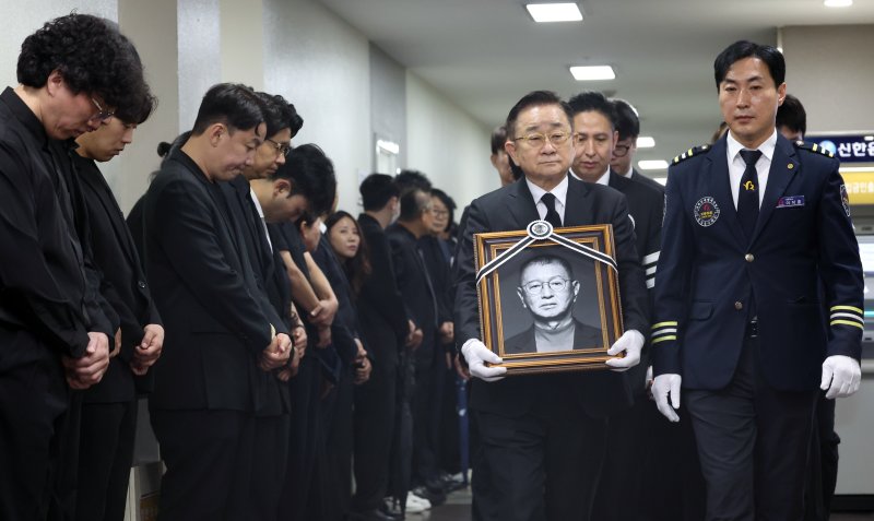 28일 서울 영등포구 여의도 KBS 개그콘서트 녹화 세트장에서 열린 코미디언 고(故) 전유성의 노제에서 영정이 운구되고 있다. 2025.9.28/뉴스1 ⓒ News1 김명섭 기자