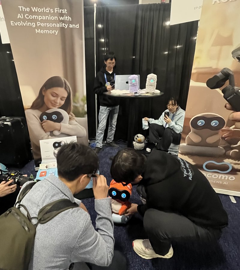 [라스베이거스=뉴시스]이현주 기자 = 일본 기업 루덴스AI는 정서적 교감에 중점을 둔 반려로봇 '코코모'를 CES 2026에서 공개했다. 2026.01.09. lovelypsyche@newsis.com