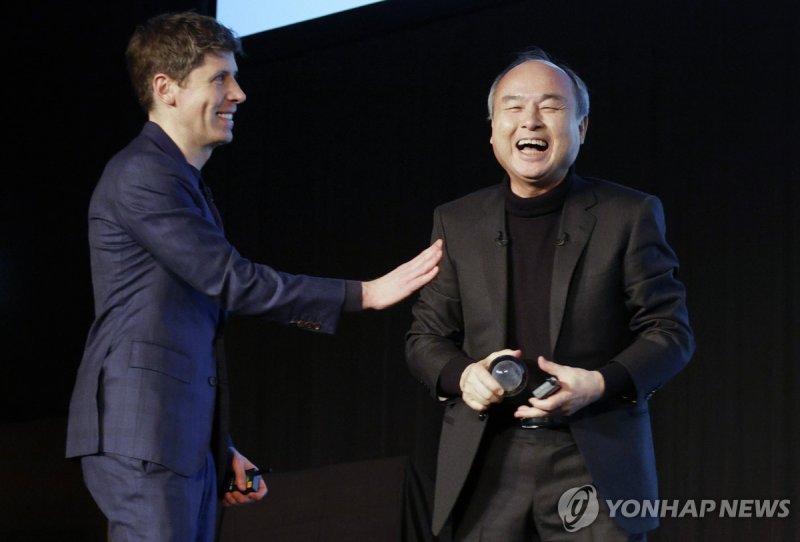 샘 올트먼 오픈AI 최고경영자(CEO·왼쪽)와 손정의 소프트뱅크그룹 회장 (출처=연합뉴스)