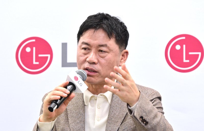 [서울=뉴시스] 류재철 LG전자 CEO가 7일(현지 시간) 미국 라스베이거스에서 열린 기자 간담회에서 사업 전략을 소개하고 있다. (사진=LG전자 제공) 2026.01.08. photo@newsis.com *재판매 및 DB 금지