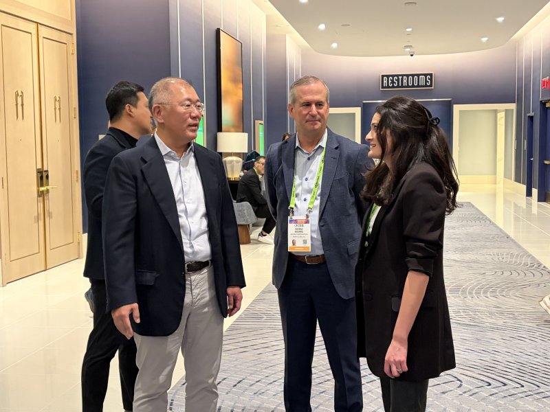 [라스베이거스=뉴시스] 정의선 현대차그룹 회장이 6일(현지시간) CES 2026 현장에서 젠슨 황 엔비디어 최고경영자의 딸 메디슨 황과 만난 모습. (사진=독자 제공) 2026.01.06 photo@newsis.com *재판매 및 DB 금지 *재판매 및 DB 금지