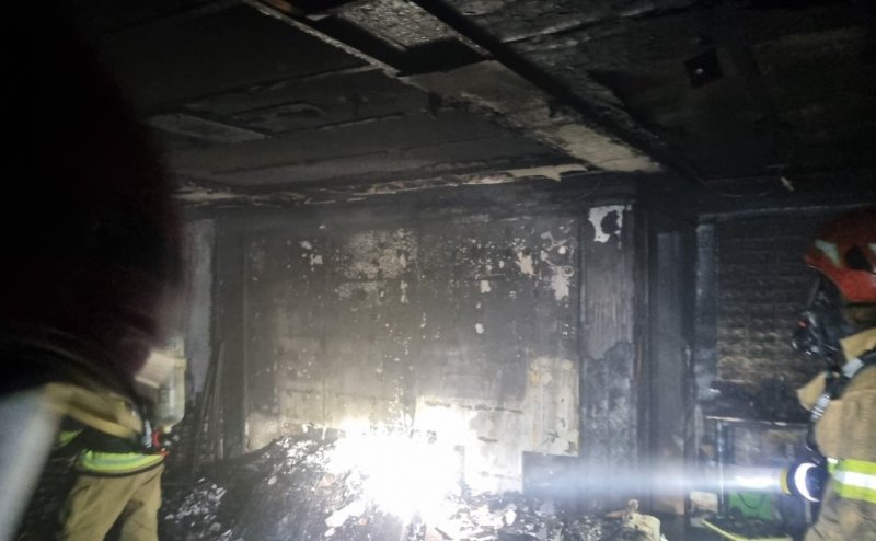 [구미=뉴시스] 경북 구미시 인의동의 한 아파트 6층에서 불이나 모두 탔다. (사진=경북소방본부 제공) 2026.01.10. photo@newsis.com *재판매 및 DB 금지